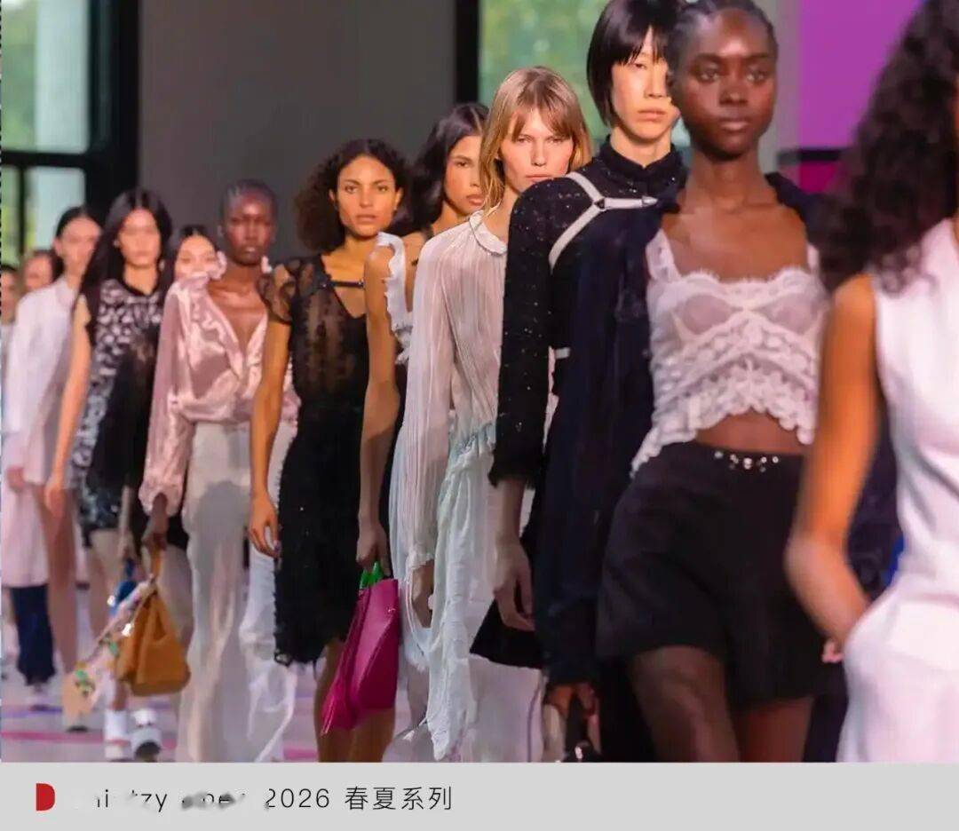 春夏巴黎时装周：谁在逼近国际舞台中心？开元棋牌WWD LIVE 直击 2026(图17)